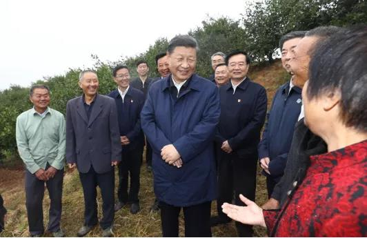 △2019年9月17日，习近平来到河南省信阳市光山县槐店乡司马光油茶园，同正在劳作的村民和管理人员交流。