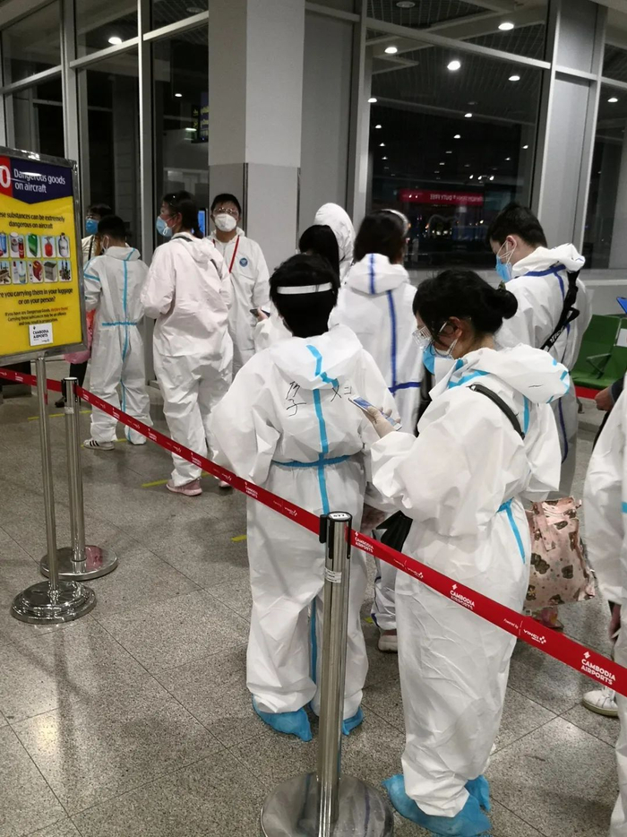 ↑“全副武装”的乘客正在排队办理转机手续。张保 摄