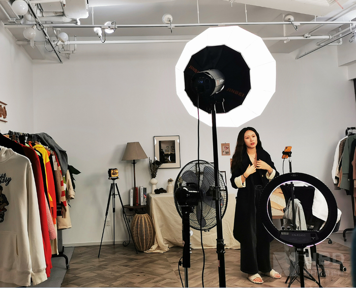 主播在直播间内工作 每经记者 叶晓丹 摄