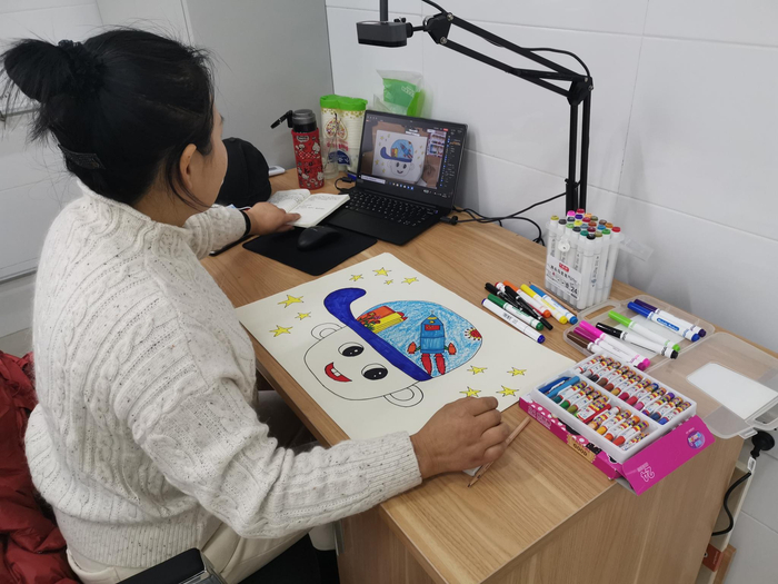 正在上网课的老师 图片来源：钉钉供图