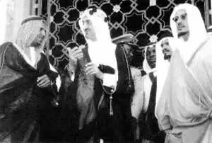 ·本·拉登的父亲（中）