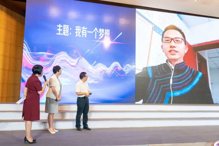 ▲校友田应宝通过视频连线远程参加了母校的“教育筑梦”计划发布会，说出了自己的“教育梦想”，梦想导师汪晓赞、周彬做现场回应