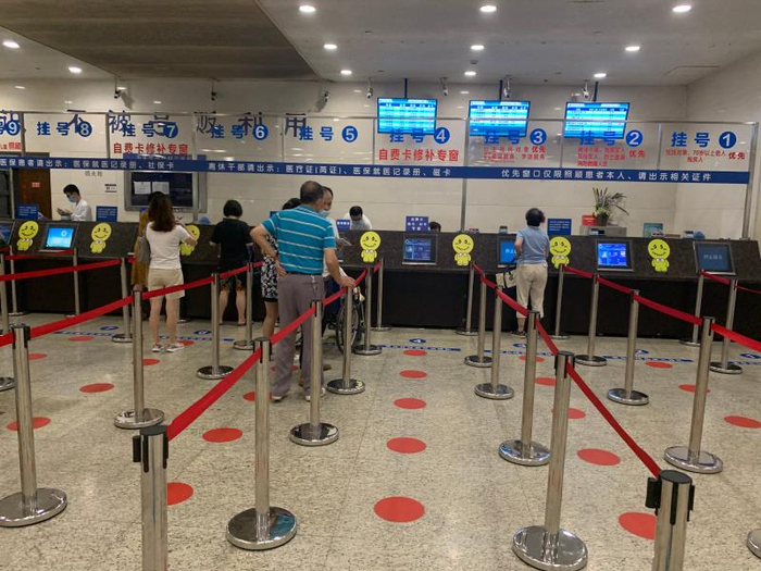 瑞金医院看病的人　吴頔摄