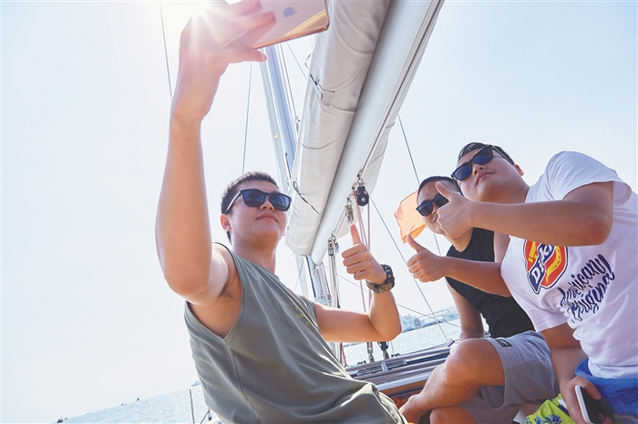 游客在三亚乘游艇出游。海南日报记者 封烁 摄