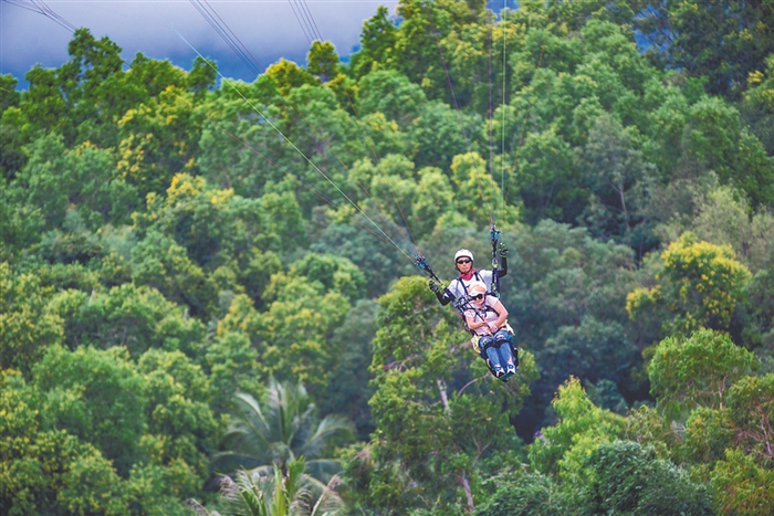 游客在教练的带领下体验滑翔伞。 海南日报记者 封烁 摄