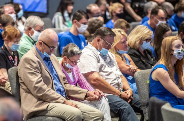 美国副总统彭斯在宾夕法尼亚州匹兹堡市举行竞选集会前，全体听众举行祈祷仪式，这次集会的主要话题是反堕胎，与会者均为宾州的福音派教徒（图片来源：美联社）