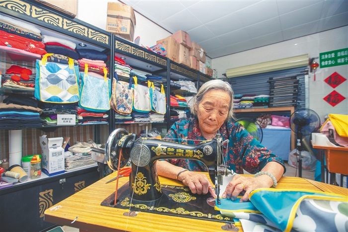 在海口市白沙门环保教育站，一位80多岁的志愿者正在用回收的旧衣服制作环保布袋，提供给居民使用。 本版图片均由海南日报记者 袁琛 摄