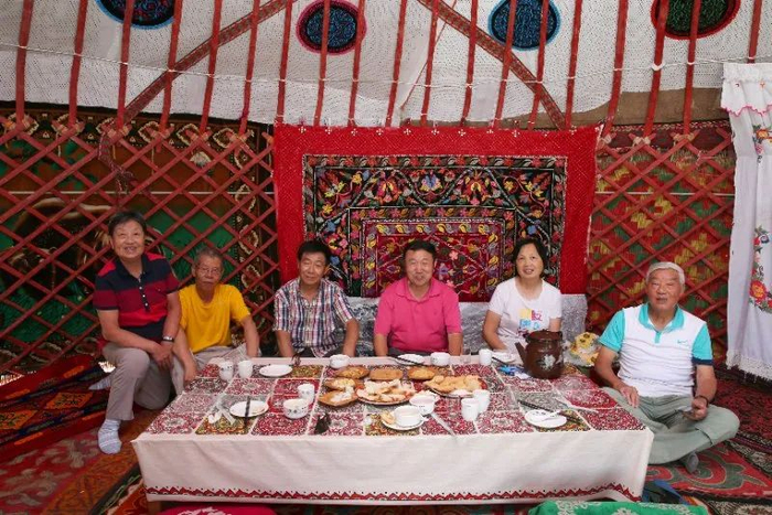 慕名而来的游客，享受着惬意的假日时光。胡仁伟供图