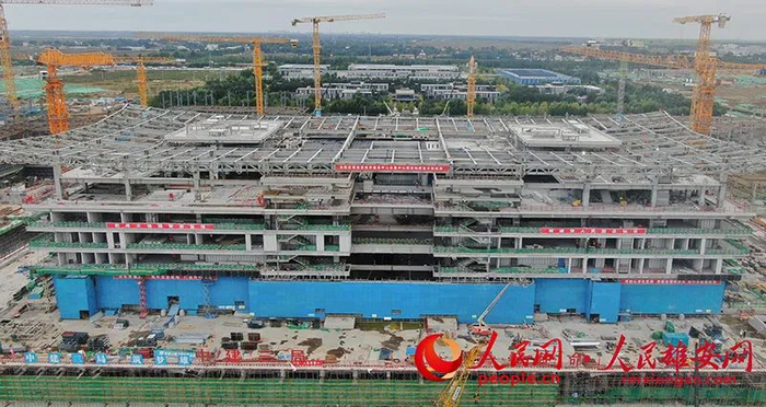 雄安新区商务服务中心建设现场挂起横幅祝福祖国繁荣昌盛。中建三局供图