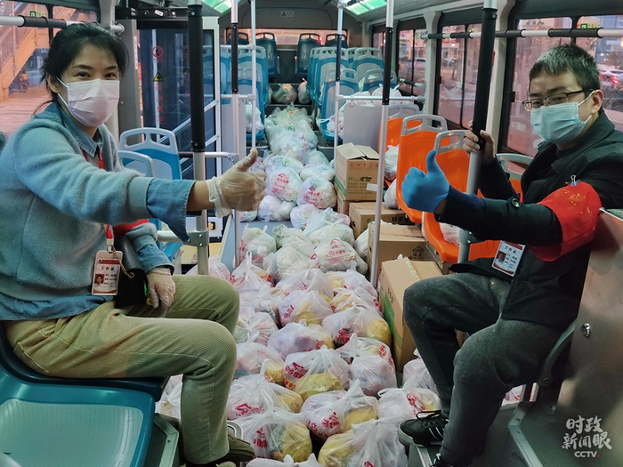 △今年2月24日，武汉某社区网格员和志愿者分袋装好食品套餐，通过公交车运送到居民手里。
