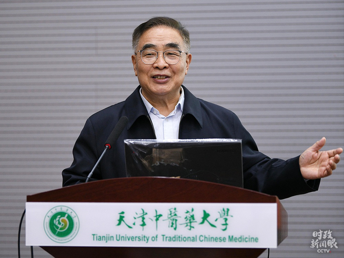 △“人民英雄”国家荣誉称号获得者张伯礼近日在天津中医药大学作主旨演讲。