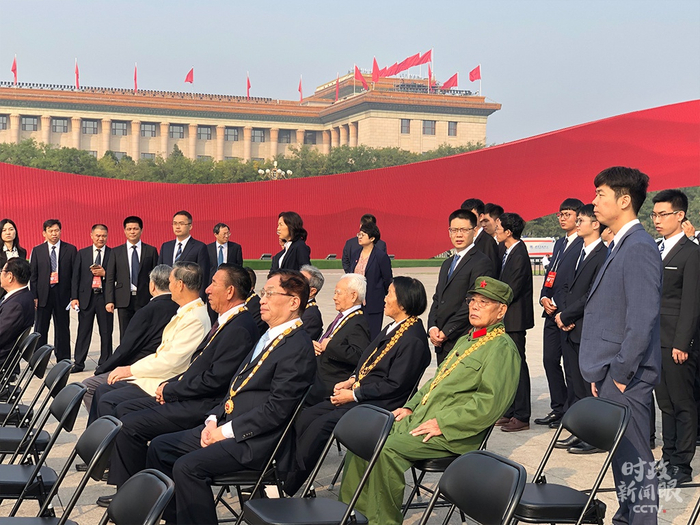  △去年9月30日，“共和国勋章”和国家荣誉称号获得者代表在休息区等待仪式开始。