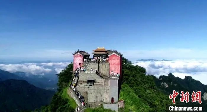 资料图：航拍游客游览武当山金顶。　彭涛 摄