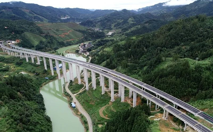通车前的剑河至榕江高速公路／梁传明摄