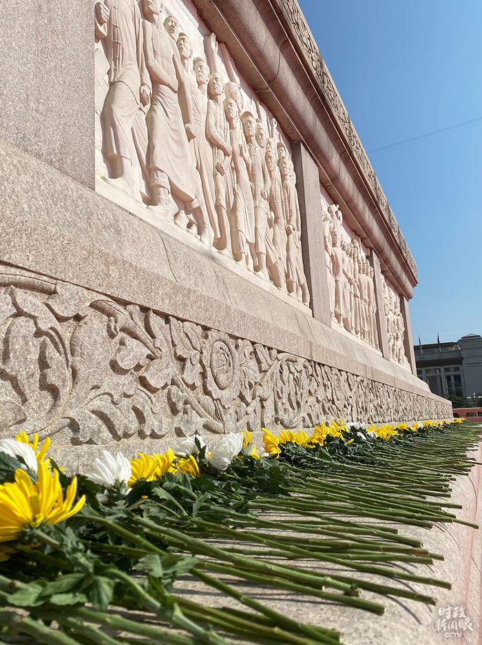 △各界群众代表敬献的鲜花。（总台央视记者罗晓丹拍摄）