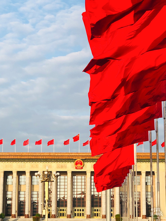 △人民大会堂前，红旗招展（总台央视记者王威拍摄）