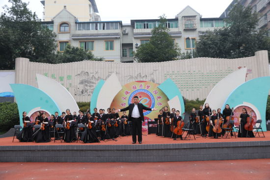 图为忠县汝溪小学“七色花”弦乐团演奏现场。杨浩 摄