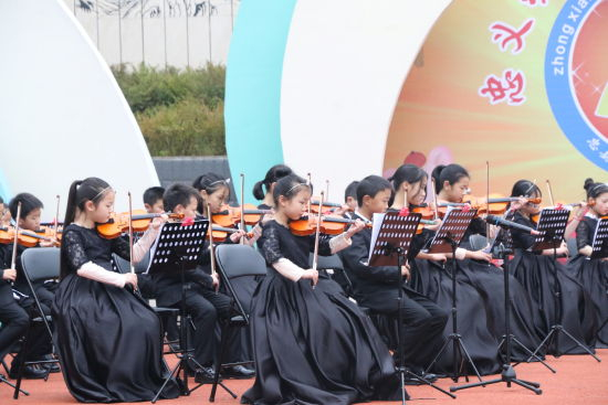 图为忠县汝溪小学“七色花”弦乐团演奏现场。杨浩 摄