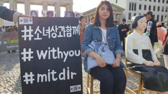  一名德国妇女坐在柏林“慰安妇”雕像旁