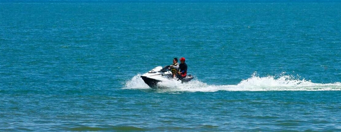 游客在海南体验水上项目。 海南日报记者 李英挺 摄