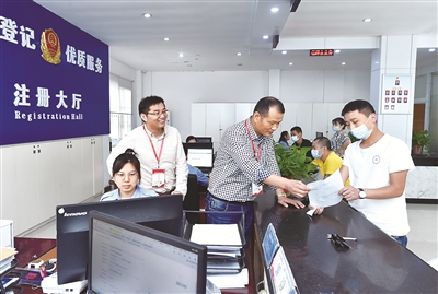 近日，浙江省义乌市纪委监委派驻第六纪检监察组干部来到市场监管局江东所服务窗口，走访了解政府雇员服务群众、规范用权等情况。盛庆乐 摄