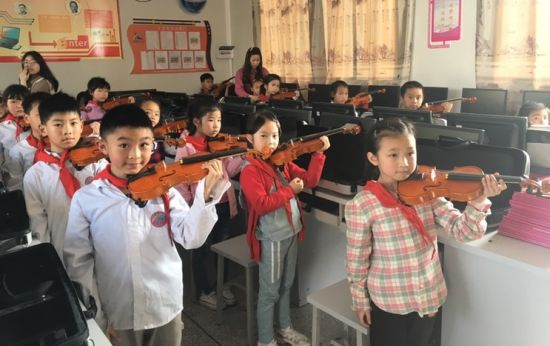 图为学生夹琴练习。杨浩 摄