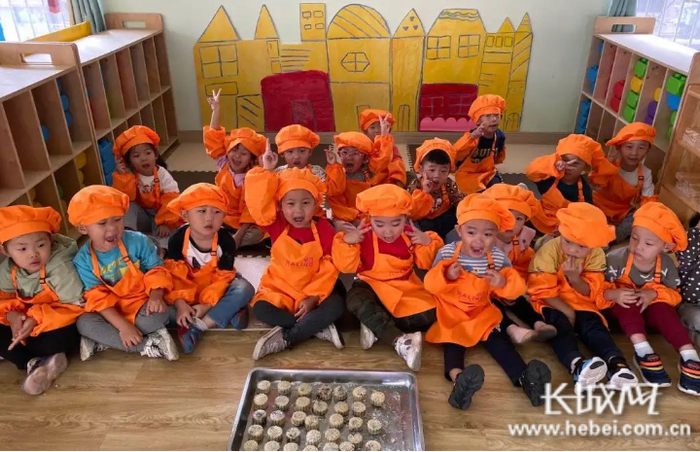 　桃城区第七幼儿园的孩子们在食育工坊做月饼。