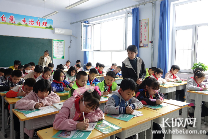 武邑县第七小学五年级（2班）教室内正在上英语课。长城网记者 胡竞文 摄