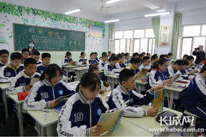 衡水市第四中学的学生们正在上课。长城网记者 胡竞文 摄