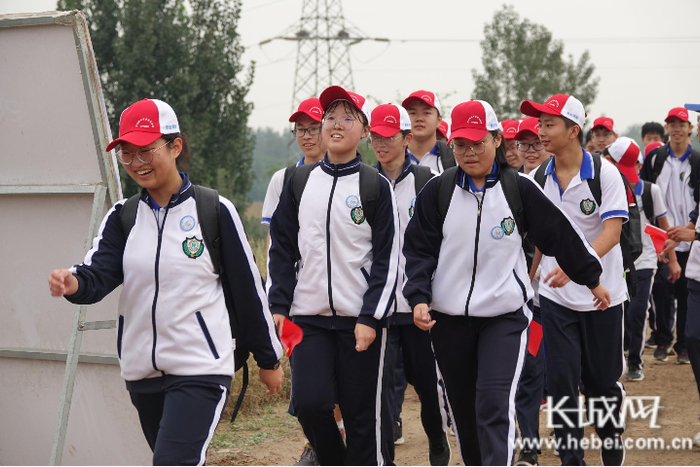 河北衡水中学学生在远足途中。长城网记者 胡竞文 摄