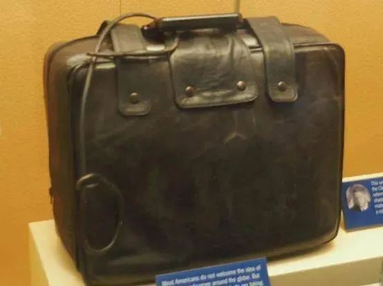 ·“核足球”，全称总统紧急手提包