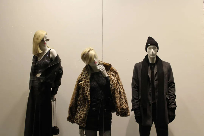  这是2019年12月6日在耶路撒冷一家商店拍摄的人造皮草大衣。新华社记者&nbsp;尚昊&nbsp;摄