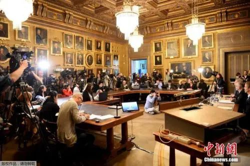 资料图：2015年10月12日，瑞典皇家科学院常任秘书长Goeran K Hansson宣布，拥有英美双重国籍的安格斯·迪顿获得诺贝尔经济学奖。