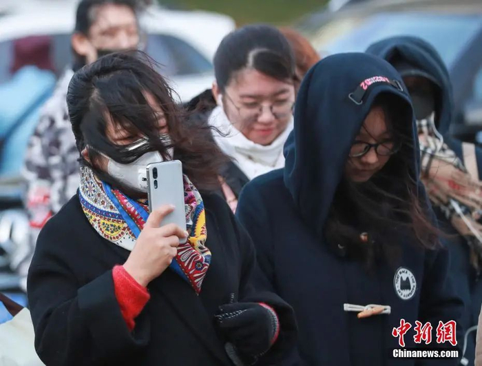 资料图：市民在寒冷天气中出行。中新社记者 贾天勇 摄