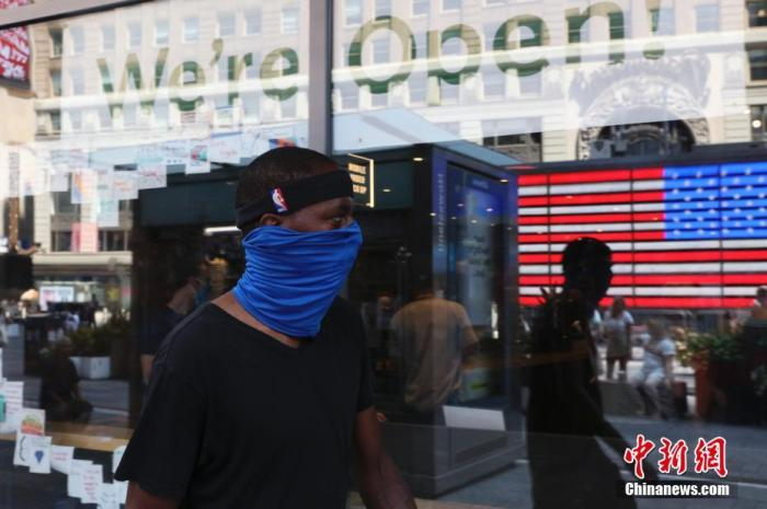 资料图：当地时间8月9日，美国纽约时代广场的行人。 