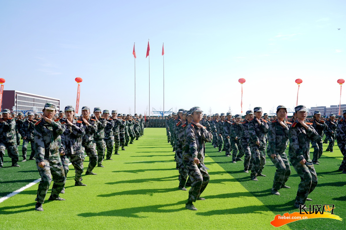 军训结营仪式匕首操表演。记者 闫航 摄