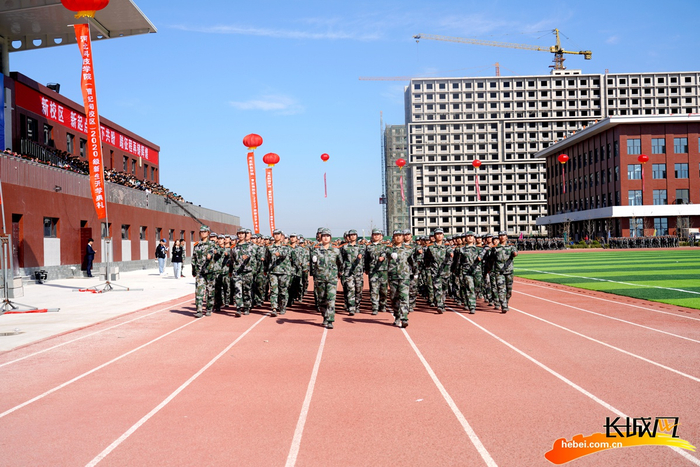 军训结营仪式分列式表演。记者 闫航 摄
