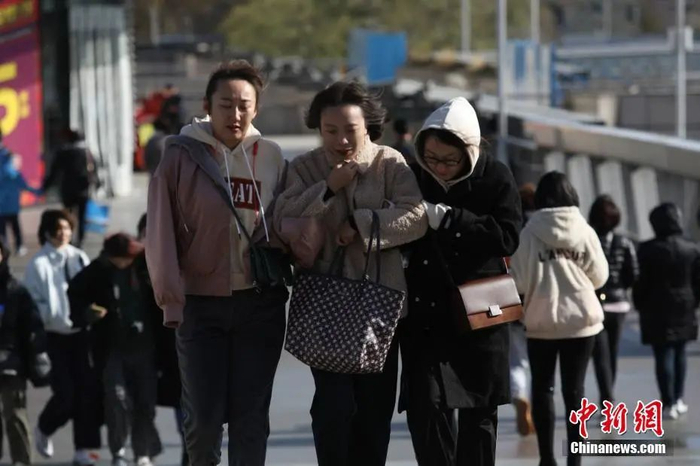 资料图：市民在寒冷天气中出行。 中新社记者 蒋启明 摄