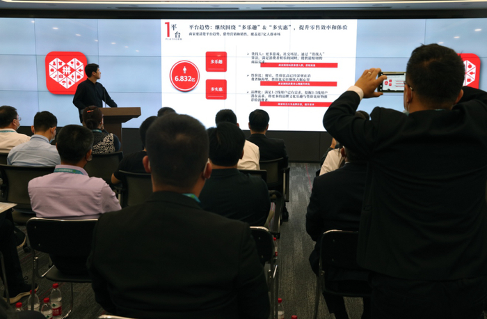  ▲来自河南省的50多家农产品企业相关负责人，包括三全食品、伊赛牛肉等知名农产品公司的负责人，一同到访拼多多公司。（摄影 安舜）