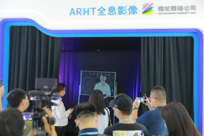 　身在长乐的朱明丽老师通过网龙的全息投影和展会现场市民互动。 
