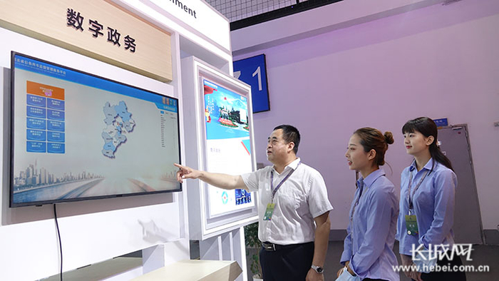 河北省机关事务管理局工作人员介绍河北省公务用车监督管理平台。长城网记者 赵晓慧 摄