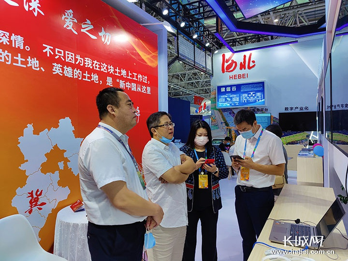 中央车改办相关领导现场了解河北省公务用车监督管理服务平台情况。河北省机关事务管理局供图