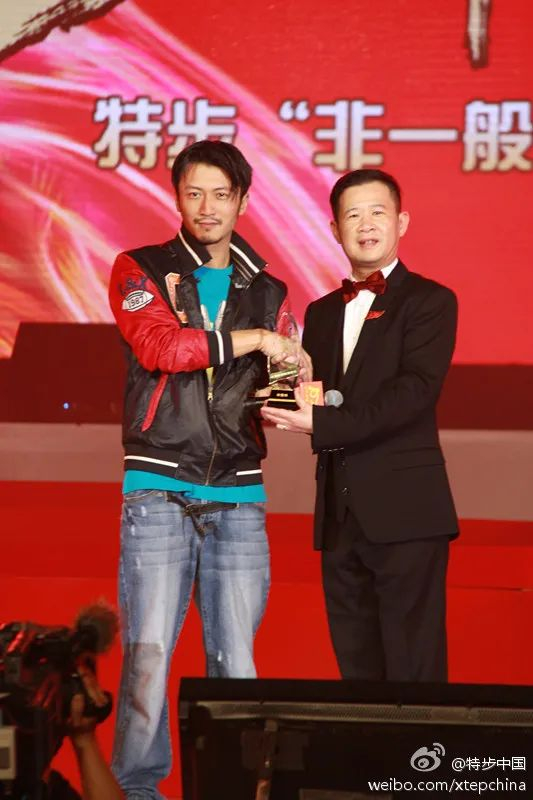 2012年，特步授予谢霆锋十周年特别贡献奖 图片来源：特步官方微博