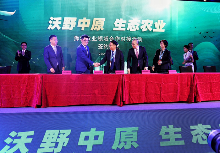  ▲10月11日，河南省农业农村厅副厅长刘保仓（前排左三）与拼多多副总裁狄拉克（前排左二）代表双方签订战略合作协议，豫沪两地在农业领域达成一系列战略合作。（摄影 安舜）