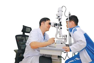 检查视力。图片来源：海南日报