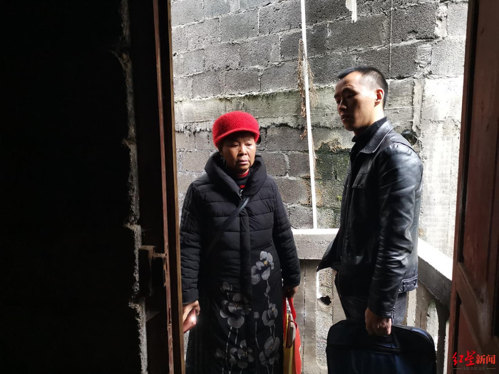 ▲　向明钱和母亲在老屋内