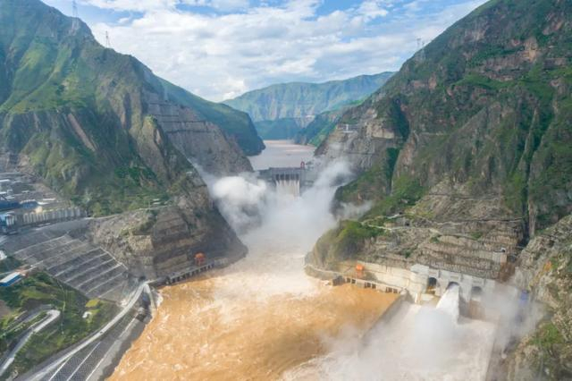　　▲ 乌东德大坝下游面形象   摄影：许健