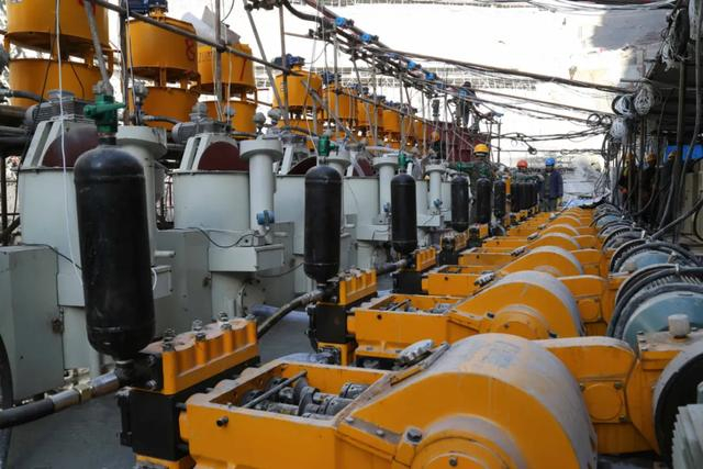 　　▲ 乌东德大坝智能灌浆系统正在安装   摄影：许健