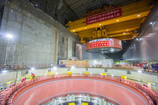 　　▲ 乌东德左岸电站4号机转子吊装施工   摄影：许健