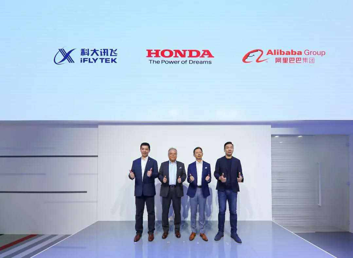 右一为杜海涛，图源：官方新闻